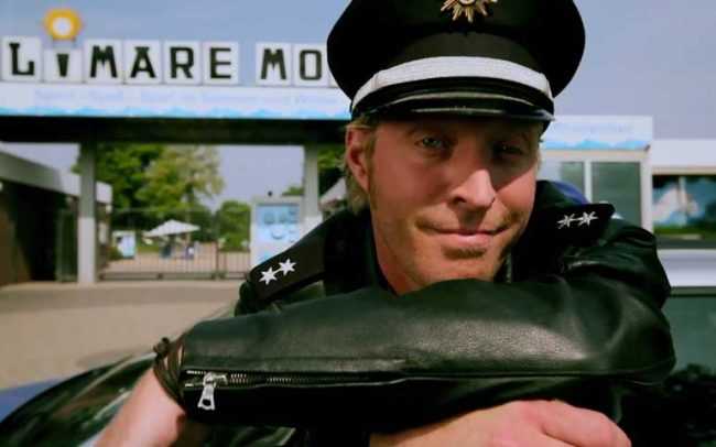 Making of Enni Kinospot Polizist am Auto