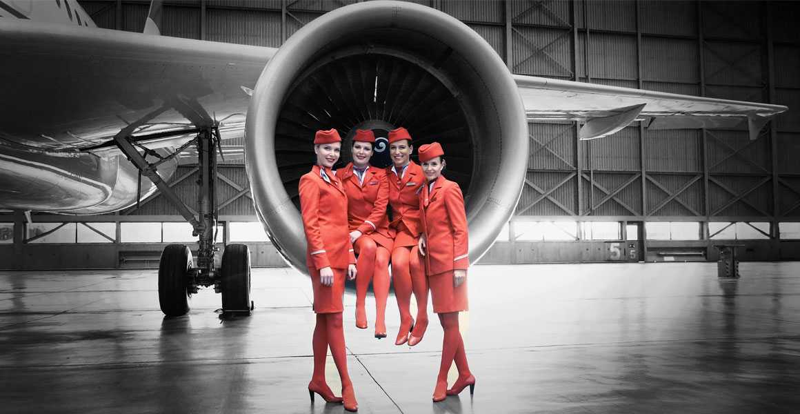 Flugbegleiterinnen vor Triebwerk